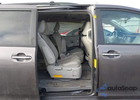 2012 Toyota Sienna Xle 7 Passenger z USA, uszkodzony, nr VIN 5TDDK3DC8CS036084